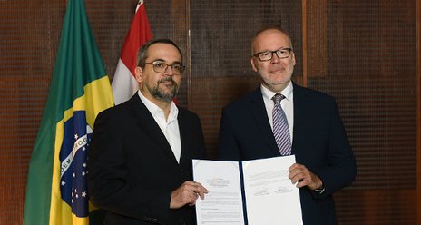 MEC assina acordo com governo húngaro para concessão de 750 bolsas de ensino