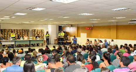 Moradores de Iracema, Jaguaribe e Morada Nova recebem capacetes do programa CNH Popular