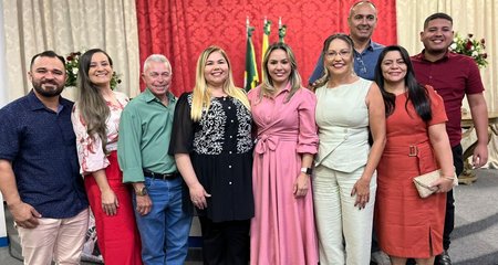O evento foi marcado por momentos de alegria, emoção e reconhecimento, reunindo mães de todo o Município, autoridades e convidados para celebrar aquelas que representam amor, força e dedicação.

Durante a sessão, além das homenagens prestadas às mães presentes, houve sorteios de brindes, que trouxeram ainda mais animação e interação ao encontro. Cada detalhe foi cuidadosamente preparado para fazer com que esse momento se tornasse verdadeiramente especial para todas as homenageadas.

A emoção tomou conta do plenário à medida que depoimentos, gestos de carinho e palavras de reconhecimento eram dirigidos às mães Guaraciabenses. Encerrando a solenidade, os parlamentares fizeram uso da palavra, expressando sua gratidão e reforçando o compromisso da Câmara em valorizar e apoiar as mulheres e mães do Município.

O evento terminou com um agradecimento coletivo, reconhecendo a importância desse momento inesquecível, que ficará guardado com carinho na memória de todos os presentes.